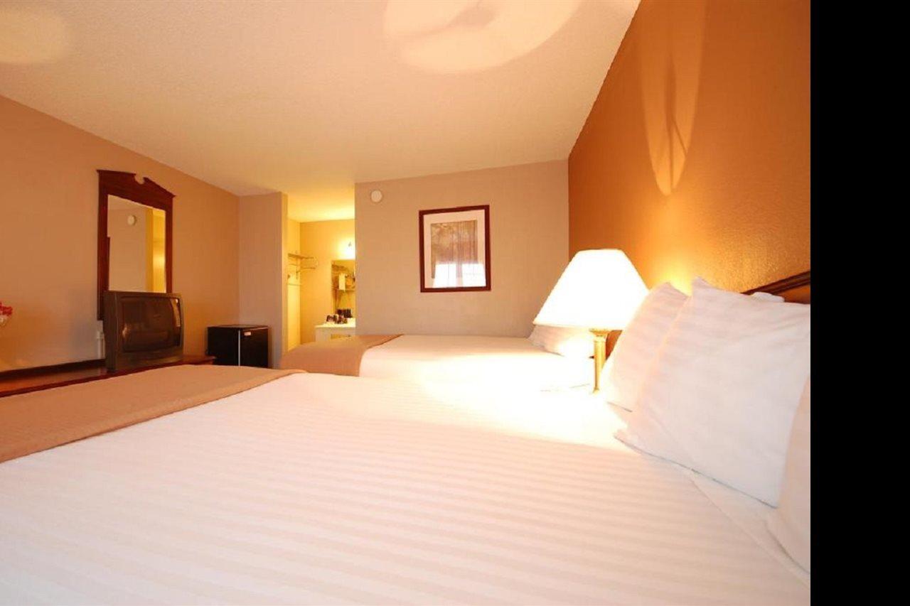 Magnuson Hotel Red Baron Garden City Luaran gambar