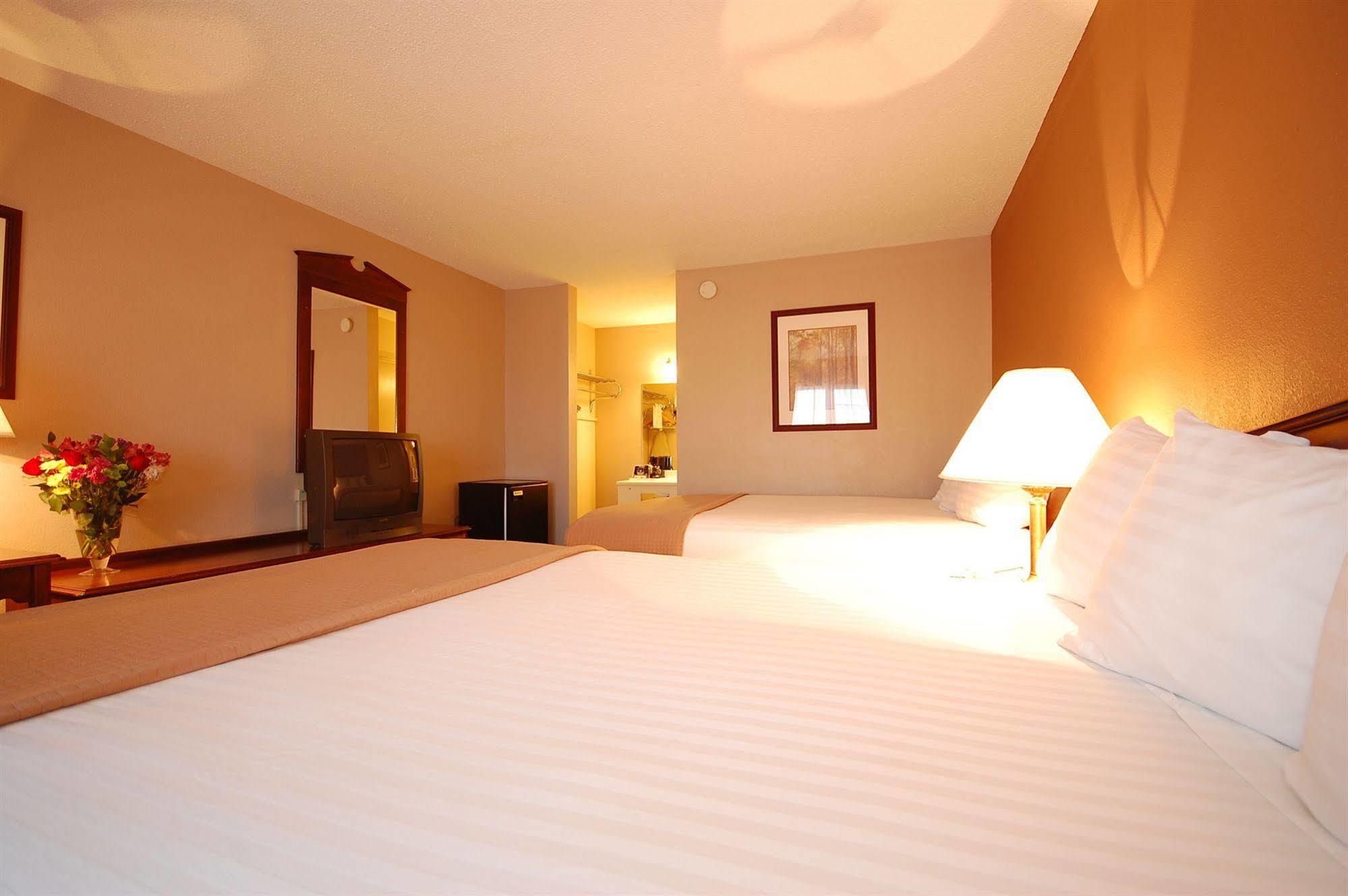Magnuson Hotel Red Baron Garden City Luaran gambar